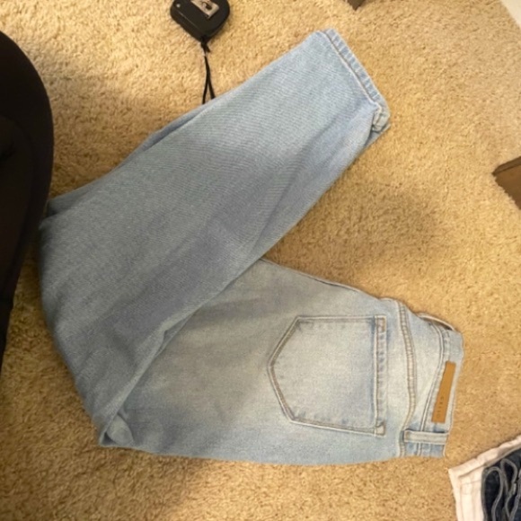 A5 - 258 NWOT Cello High rise distressed mom jeans size 5 - Picture 2 of 15